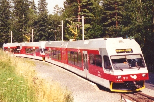 EMU's 425.951-1 + 425.952-9 in Horn Smokovec station (3. VIII. 2001 - 16:37) 