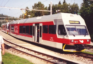 EMU's 425.951-1 + 425.952-9 in Star Smokovec station (3. VIII. 2001-16:29)