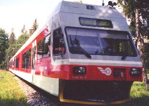 EMU's 425.952-9 + 425.951-1 entering to Tatransk Lomnica station (3. VIII. 2001-10:40)