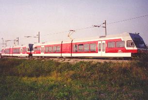 EMU's 425.952-9 + 425.951-1 outgoin' to Poprad Lok-depot (3. VIII. 2001 - 18:16)