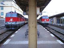 vavo: rue BB 2143 056-6 v ele ER-vlaku do st. Wien Sdbahnhof, vpravo: rue BB / BRKS 2143 020-2 v ele osobnho vlaku do st. Zohor
