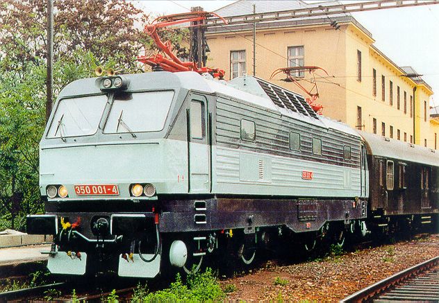 Rušeň 350 001-4/ex ES 499.0001 (55EO, Škoda Plzeň, výr. č. 6558/1973) v žst. Bratislava hlavná stanica (október 1991)