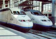 Súpravy TGV AVE 100 09 (vľavo) a 04 (vpravo) v žst. Madrid Puerta de Atocha (júl 1992)
