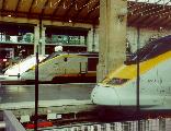 3 súpravy TGV Eurostar (v predu 3229, v strede 3010) v žst. SNCF Paris Gare du Nord
