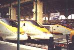 3 súpravy TGV Eurostar a TGV THALYS PBKA v žst. SNCF Paris Gare du Nord